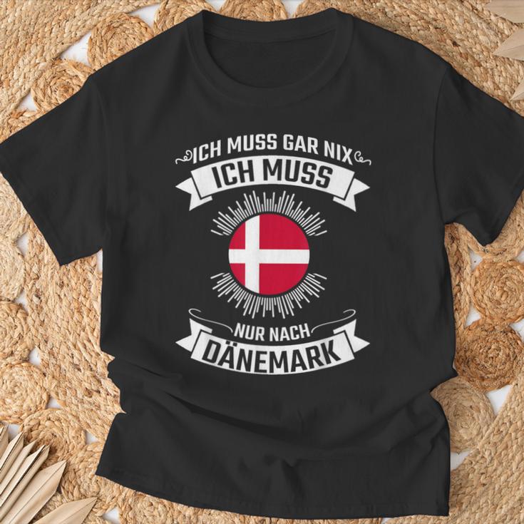 Ich Muss Nur Nach Denmark T-Shirt Geschenke für alte Männer