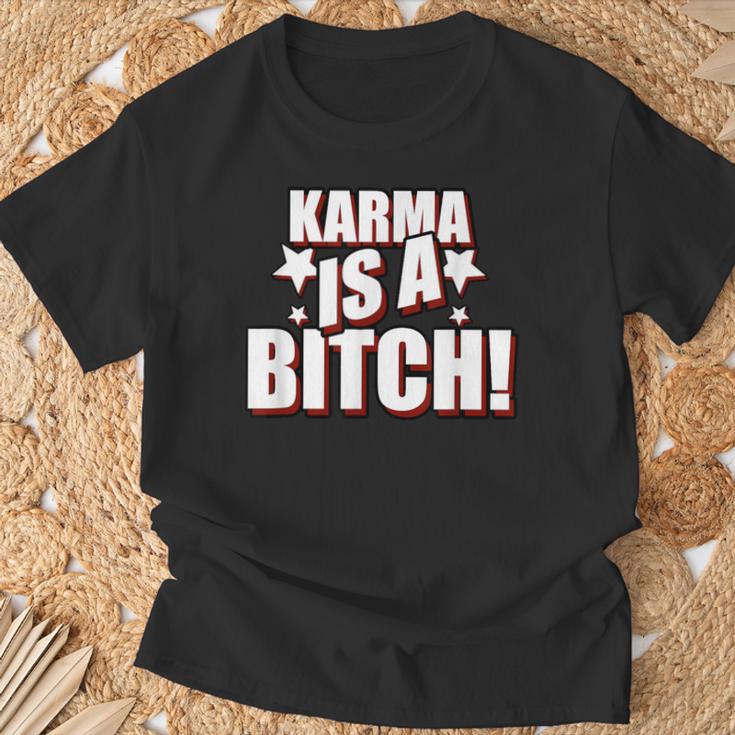 Karma Is A Bitch Slogan T-Shirt Geschenke für alte Männer