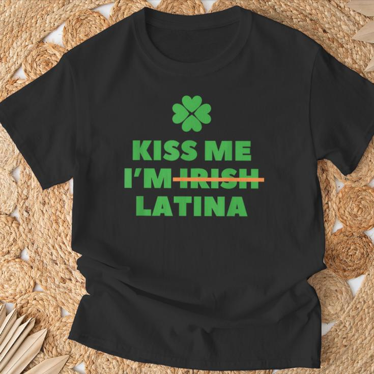 Kiss Me I'm Irish Latina Quote Cool St Patrick's Day T-Shirt Gifts for Old Men