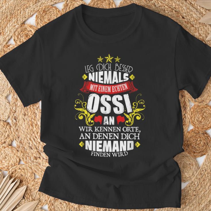 Leg Dich Nicht Mit Einem Ossi An T-Shirt Geschenke für alte Männer