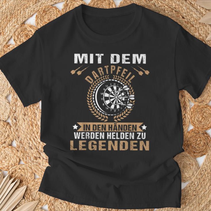 Mit Dem Dartpfeil In Den Hands Werden Helden Zu Legends T-Shirt Geschenke für alte Männer