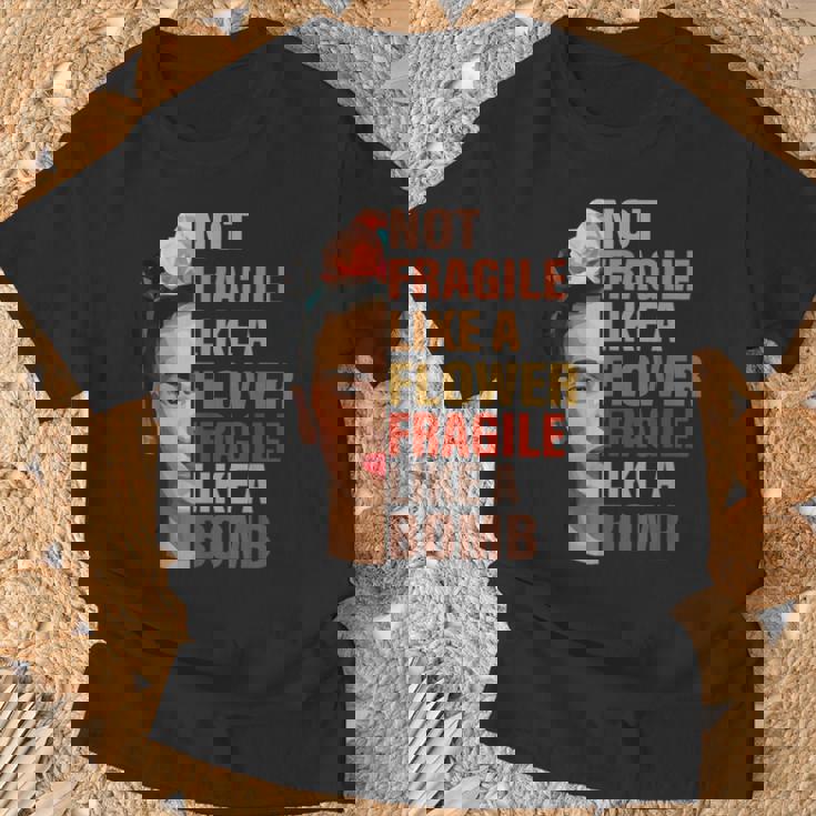 No Es Frágil Como Una Flor Frágil Como Una Bomba Camiseta unisex Regalos para ancianos