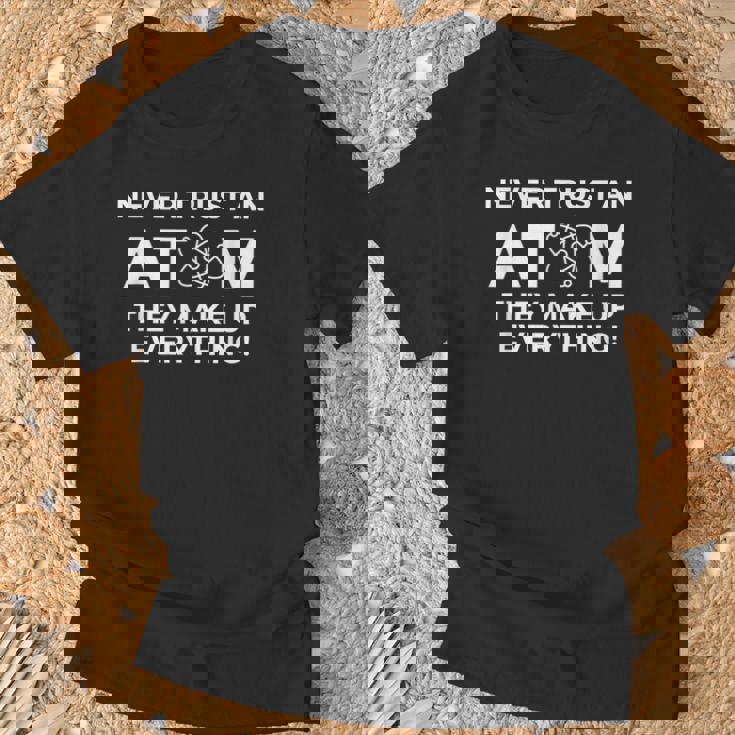 Nunca Confíes En Un Átomo Lo Componen Todo Química Camiseta unisex Regalos para ancianos