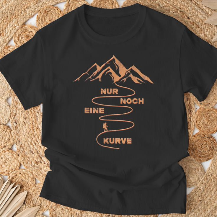 Nur Noch Eine Kurve Wander Bergsteiger Hiking Mountains T-Shirt Geschenke für alte Männer