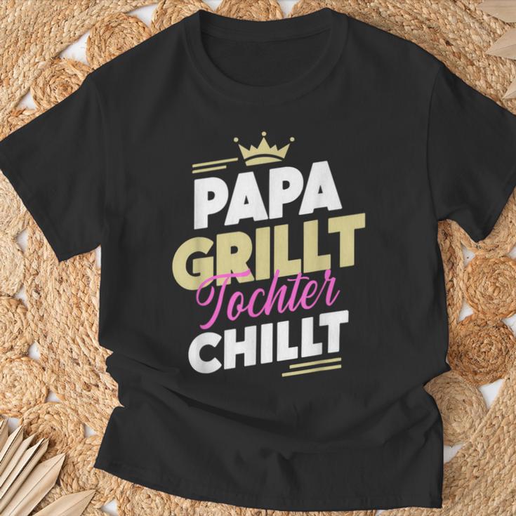 Papa Grillt Tochter Chilltatertag Outdoor Grillen Fan T-Shirt Geschenke für alte Männer