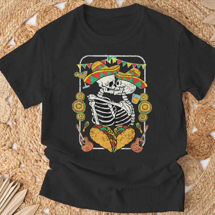 Skeleton Kissing Cinco De Mayo Mexican Sombrero Taco Heart T-Shirt Gifts for Old Men