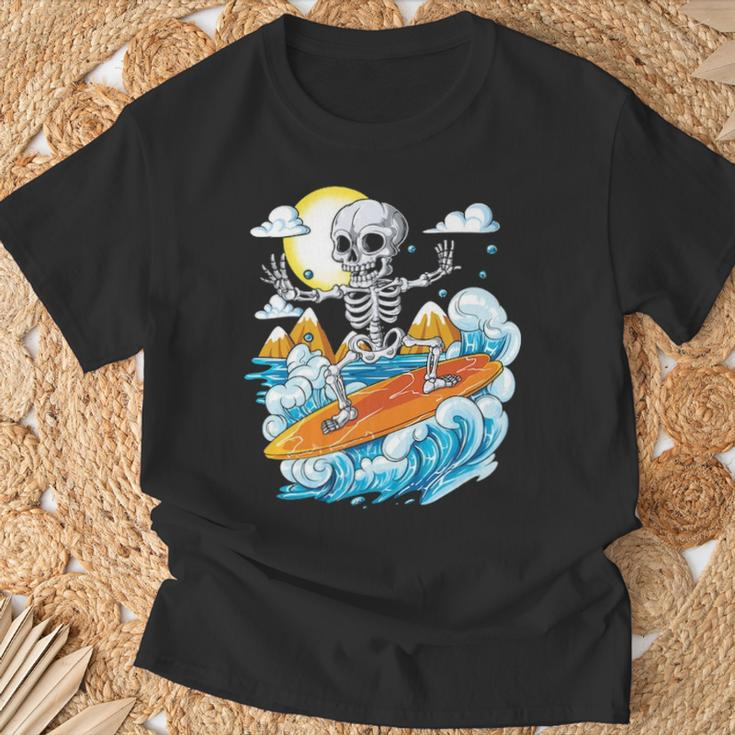 Skeleton Surfing Halloween Hawaii Hawaiian Surfer T-Shirt Gifts for Old Men