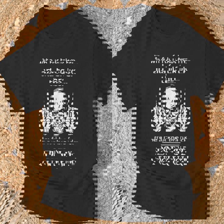 Skull With A Fuck Here And A Fuck There T-Shirt Cadeaux pour les vieillards