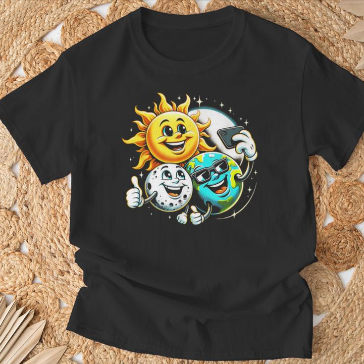 Slefie Earth Moon Sun Total Solar Eclipse 2024 Fun T-Shirt Gifts for Old Men