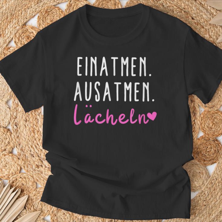 Sprüche Statement Mit Spruch Einatmen Ausatmen Lächeln T-Shirt Geschenke für alte Männer