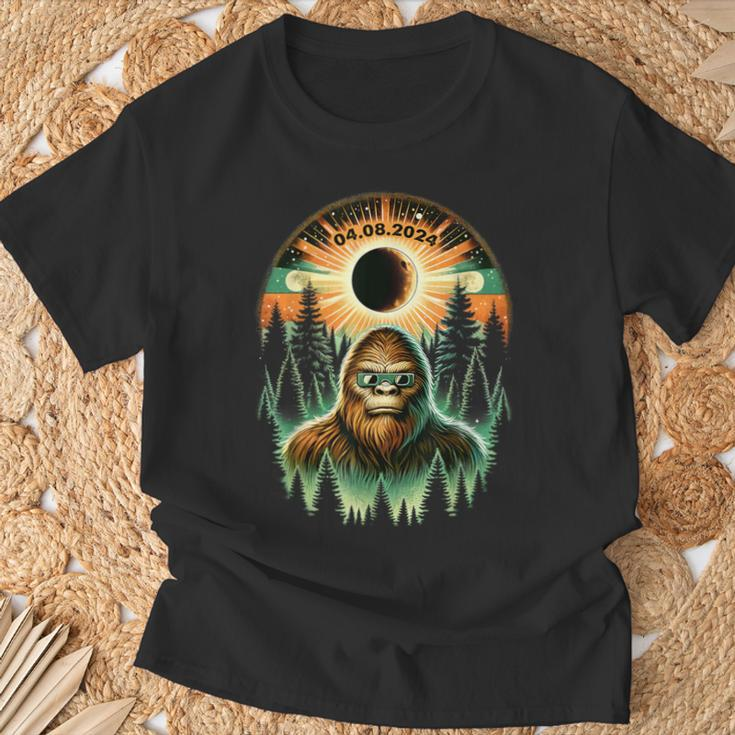 Total Solar Eclipse 2024 Vintage Bigfoot Sasquatch T-Shirt Gifts for Old Men