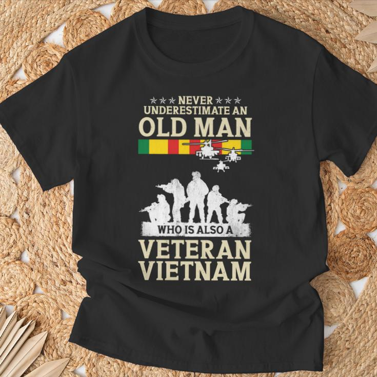 Never Underestimate An Old Man Vietnam Veteran Flag Retired T-Shirt Gifts for Old Men