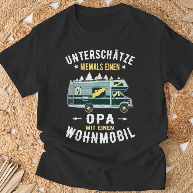 Unterschätze Niemal Einen Opa Mit Einen Campervan Rentner T-Shirt Geschenke für alte Männer