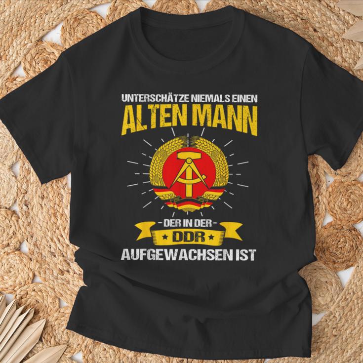 Unterschätze Niemals Ein Alten Mann Ddr East Dutschland T-Shirt Geschenke für alte Männer