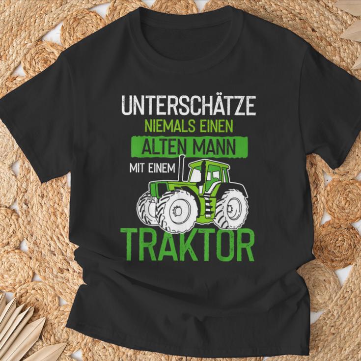 Unterschätze Niemals Einen Alten Mann Mit Einem Traktor Opa T-Shirt Geschenke für alte Männer