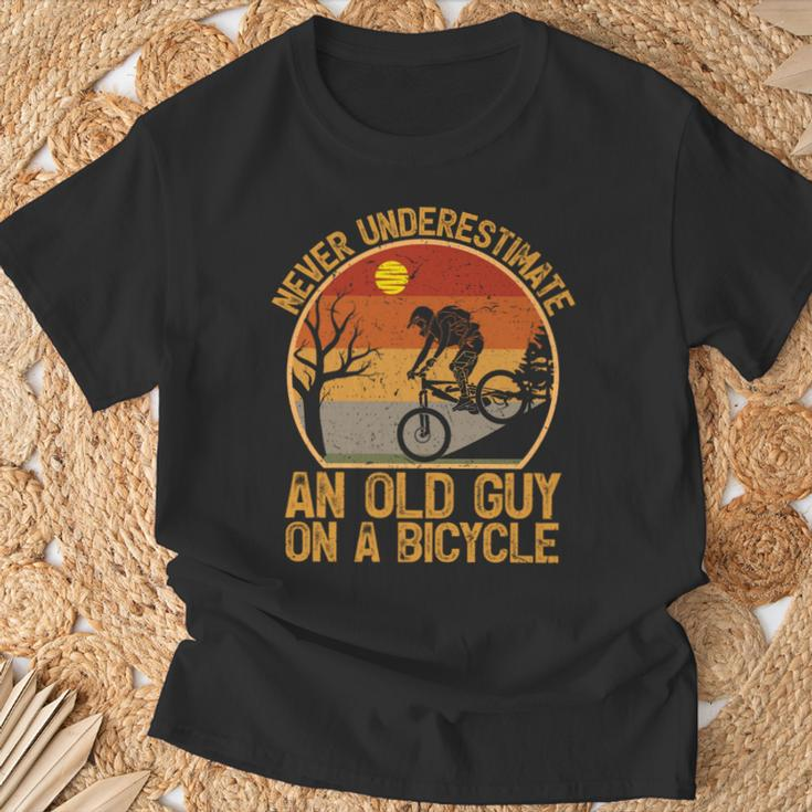 Vintage Retro Never Underestimate An Old Guy On A Bicycle T-Shirt Gifts for Old Men