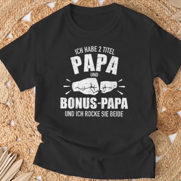 Zwei Titel Papa Und Bonus Papa Und Rocke Sie Both Fiste T-Shirt Geschenke für alte Männer