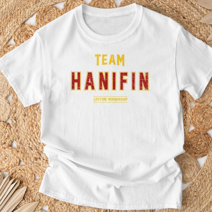 Distressed Team Hanifin Proud Family Nachname Nachname T-Shirt Geschenke für alte Männer