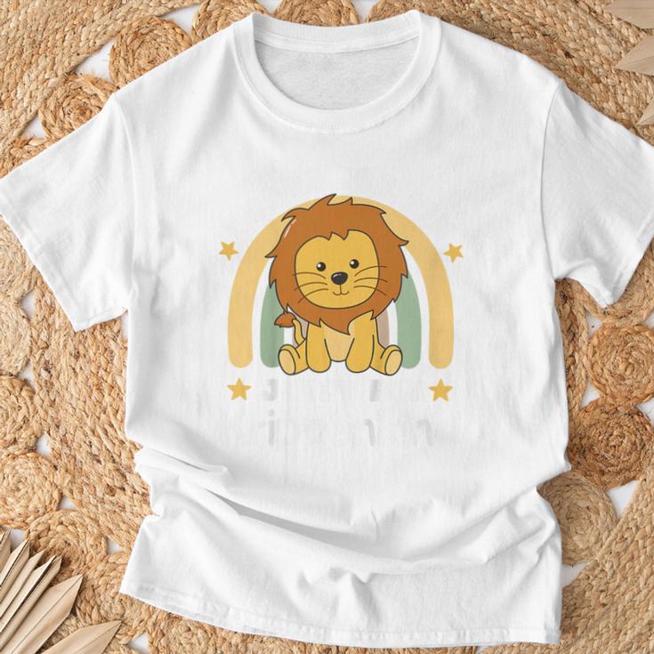 Hurra Ich Bin Jetzt Ein Krippenkind Löwen T-Shirt für Kinder Geschenke für alte Männer