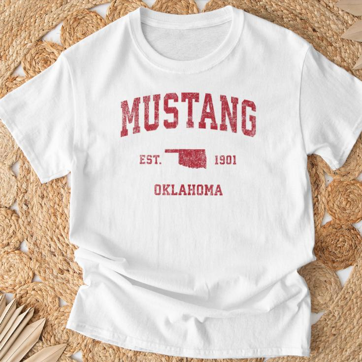 Mustang Oklahoma Ok Vintage Sports Red PrintS T-Shirt Geschenke für alte Männer