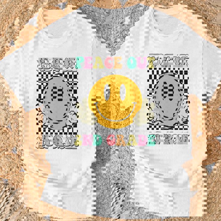 Peace Out 2Nd Grade Teacher Retro Smile Last Day Of School T-Shirt Gifts for Old Men