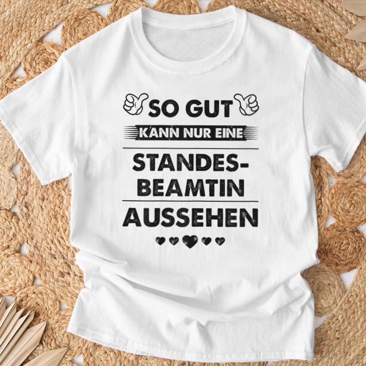 So Gut Aussehen Kann Nur Eine Standesbeamtin Aussehen T-Shirt Geschenke für alte Männer