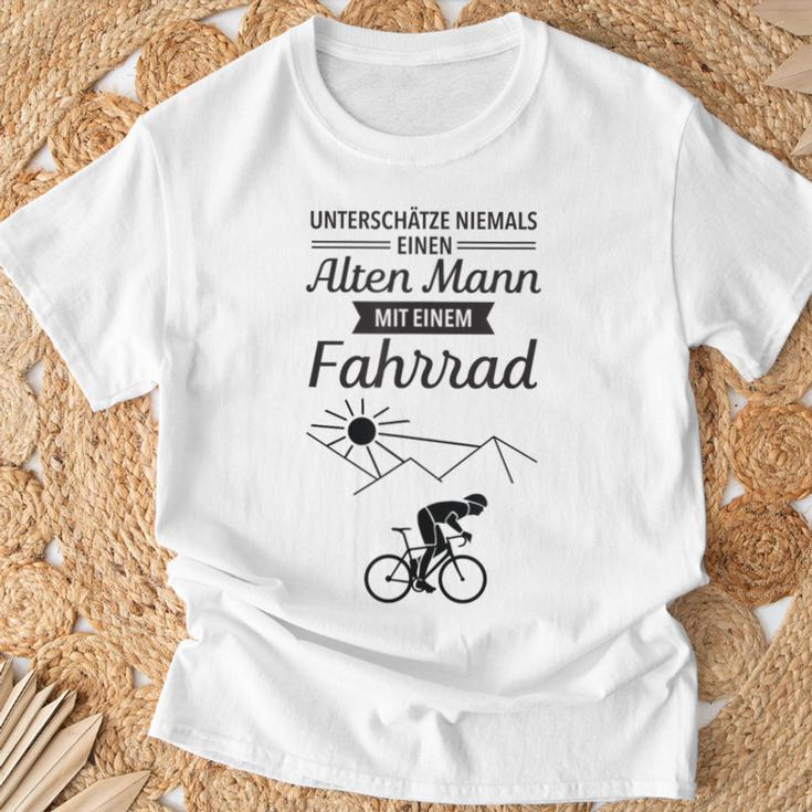 Unterschätze niemals einen alten Mann mit Fahrrad T-Shirt, Lustiges Radfahrer Tee Geschenke für alte Männer