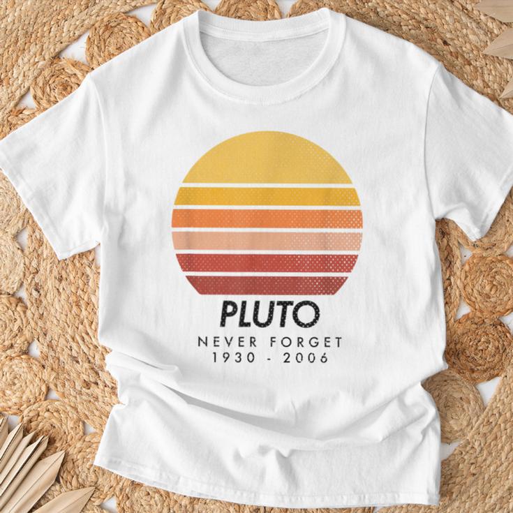 Vintage Never Forget Pluto Retro Astronomy Space T-Shirt Geschenke für alte Männer