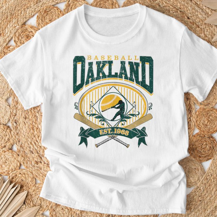 Vintage Oakland Baseball Home Plate & Bat Script Gameday Fan T-Shirt Gifts for Old Men