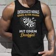 Underschätze Niemals Einen Old Mann Mit Einem Dartpfeil Tank Top Geschenke für Ihn