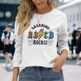 Retro Abcd Learning Sacude A Un Profesor Y Estudiante Que Regresa A La Escuela Camiseta de manga larga Regalos para ella