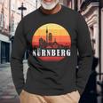 Nuremberg Skyline In Retrointage Style Langarmshirts Geschenke für alte Männer