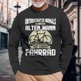 Rad Underschatz Niemal Eine Alten Mann Auf Einem Fahrrad Langarmshirts Geschenke für alte Männer