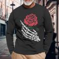 Rote Rose Weißes Skelett Hand Hält Eine Rote Rose Langarmshirts Geschenke für alte Männer