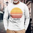 Vintage Never Forget Pluto Retro Astronomy Space Langarmshirts Geschenke für alte Männer