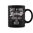Solo Una Chica Que Ama A Los Koalas Y Las Abejas Regala A Las Es Taza de café