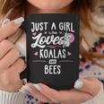 Solo Una Chica Que Ama A Los Koalas Y Las Abejas Regala A Las Es Taza de café Regalos divertidos