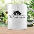 Sic Parvis Magna La Grandeza Latina Desde Pequeños Comienzos Taza de café Ideas de regalos