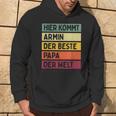 Herren Hier Kommt Armin Der Beste Papa Der Weltatertag Retro Kapuzenpullover Lebensstil