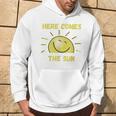 Lustig Hier Kommt Die Sonne Sonnenschein Sonnige Tage Sommer Frühling Hoodie Lebensstil