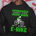 Älterer Mann mit E-Bike Schwarzes Hoodie, Radfahrer Motiv Lustige Geschenke