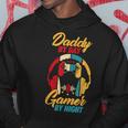 Daddy By Day Gamer Bei Nacht Lustige Papa Witze Gamingintage Kapuzenpullover Lustige Geschenke