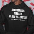 Du Musst Nicht Irre Sein Um Hier Zu Arbeiten Saying Kapuzenpullover Lustige Geschenke