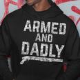 Herren Armed And Dadly Lustiger Bewaffneter Papa Pun Tödlicherater Witz Kapuzenpullover Lustige Geschenke