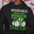 Unterschätze Niemals Einen Alten Mann Mit Einem Traktor Opa Hoodie Lustige Geschenke