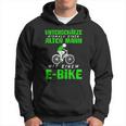 Älterer Mann mit E-Bike Schwarzes Hoodie, Radfahrer Motiv