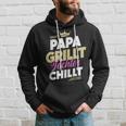 Papa Grillt Tochter Chilltatertag Outdoor Grillen Fan Kapuzenpullover Geschenke für Ihn