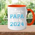 Damen New Dad Promoted To Papa Est 2024 Schwangerschaftsankündigung Mit-Ausschnitt Tasse Zweifarbig