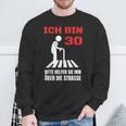 Ich Bin 30 Bitte Helfen Sie Mir Über Die Strasse Party Sweatshirt Geschenke für alte Männer