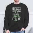 Unterschätze Niemals Einen Alten Mann Mit Ein E-Bike Sweatshirt Geschenke für alte Männer